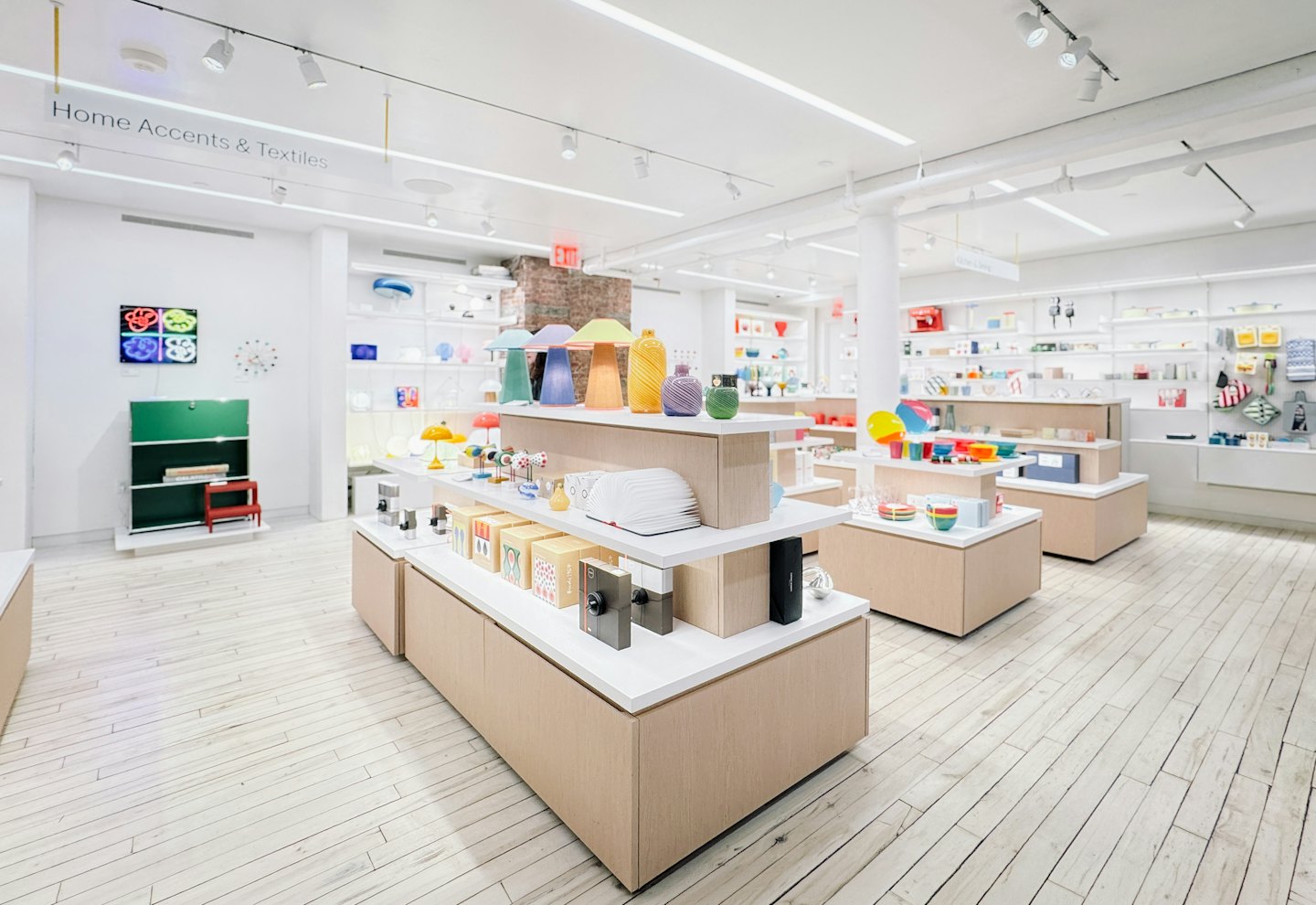 Décorations d'intérieur colorées exposées sur des étagères dans un magasin de détail moderne.